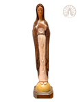 Virgen María manos en el corazón